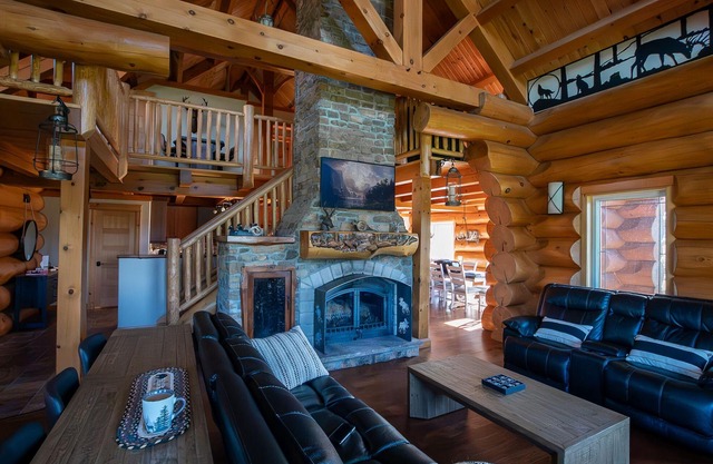 Timber Frame Log Cottage, across from the French River, great for big families