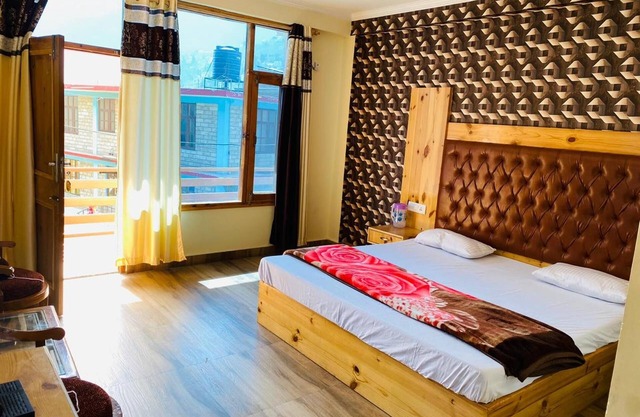 Timber Hill Hotel: Luxury Retreat with Stunning Mountain & Snow Views