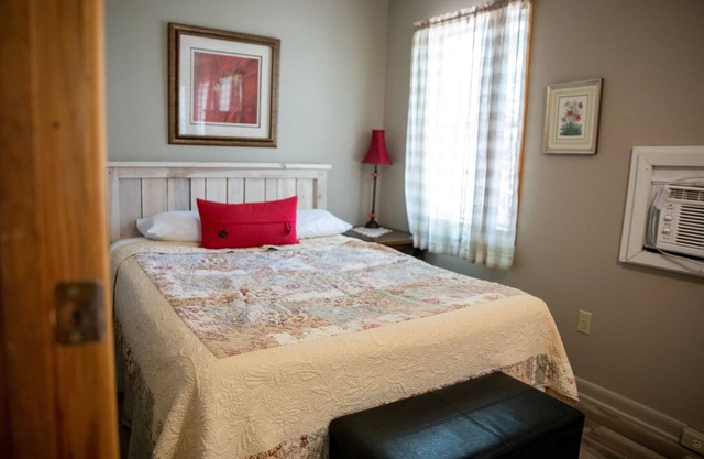 Timberline Cabins - The Pinewood Cottage - Hot tub, Fireplace, Pets