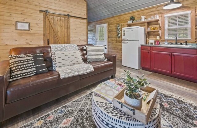 Tiny Cabin! private back deck, outdoor fire pit, less than a mile to lake