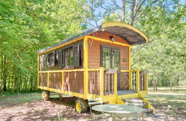 Tiny Home 'La Roulotte Jaune' with Private Garden, Balcony and Wi-Fi