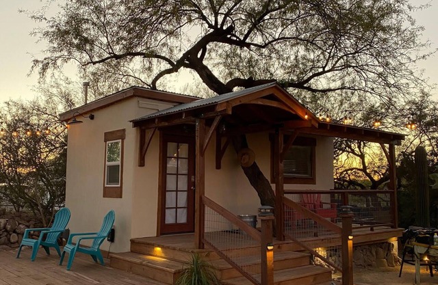 Tiny House (aka:treehouse) w/hot tub, views and walking distance to Main St