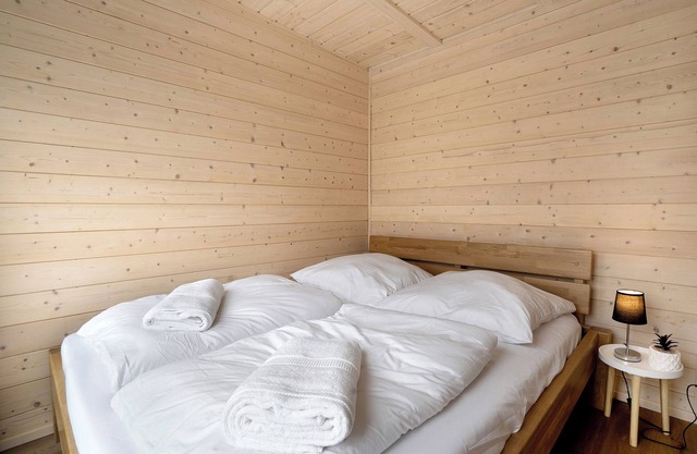 Tiny House ‘Andreas’ met terras, sauna en toegang tot het meer