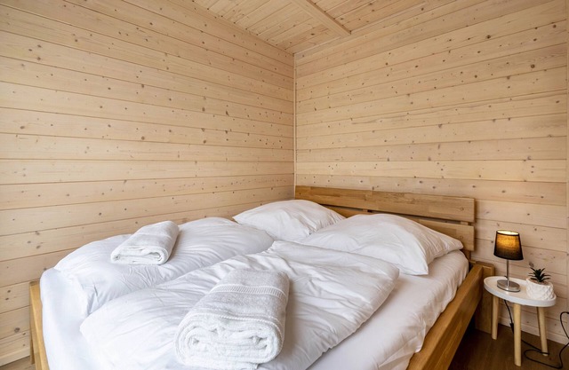 Tiny House ‘Ditmar’ with direct lake view, terrace, sauna and direct access to the lake
