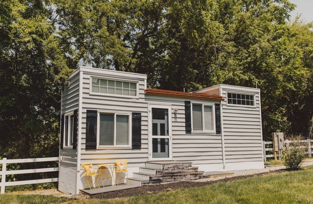 Tiny house w/ Pool on water near Beaches / turf