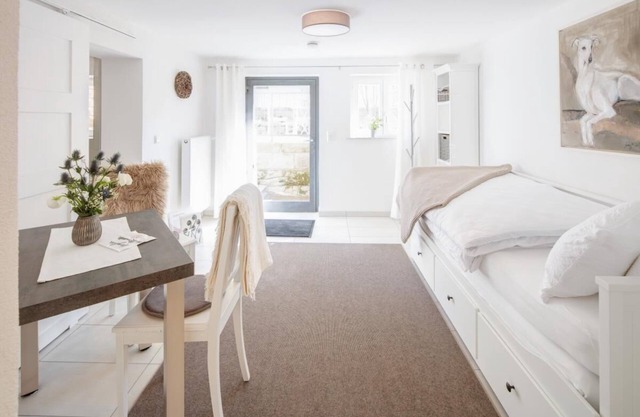 Tiny vacation apartment at the city park with small outdoor seating area