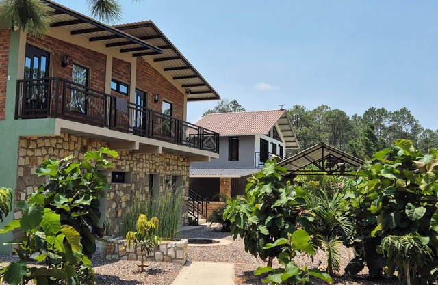 Tinyhouses and Tropical Gardens Con Paisaje a la Montaña, a 25 min del Airport