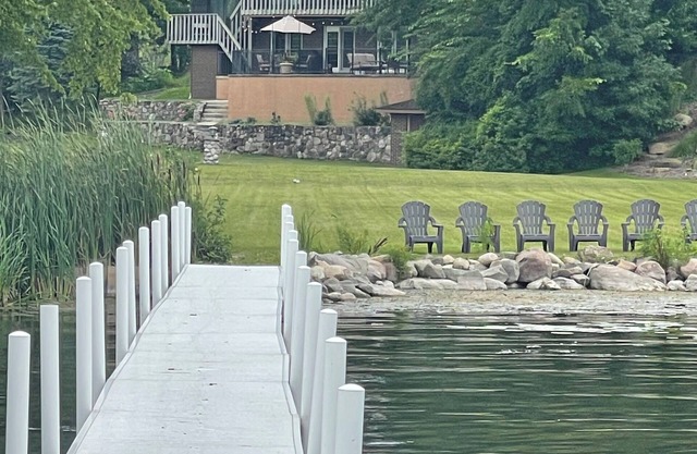 Tippecanoe Lakefront 4-bedroom cabin in wonderful Leesburg with WiFi, AC