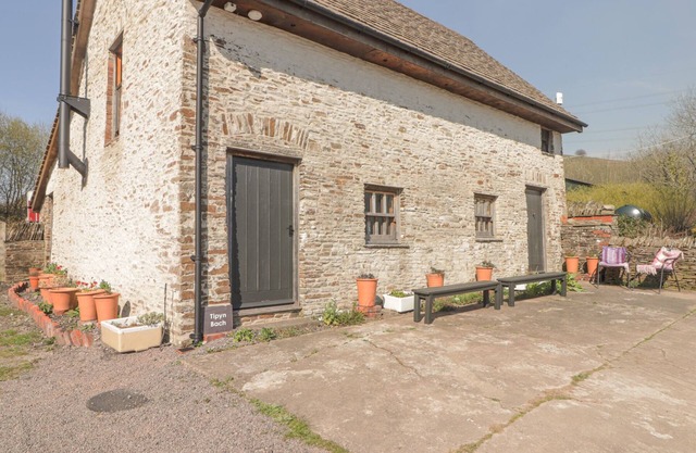 TIPYN BACH, pet friendly, character holiday cottage in Bedwas