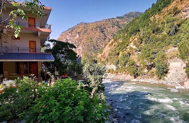 Tirthan Grand Riverside : A Riverside Holiday Home