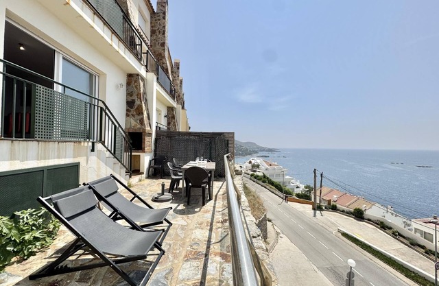 TM. Semi-detached house with incredible sea view and community pool.