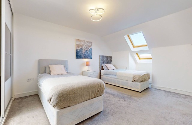 Tms Lovely 5-Bed House in Stanford-le-Hope