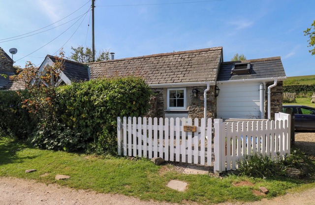 TOAD HALL COTTAGE, pet friendly, with open fire in Blackawton