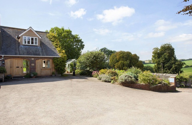 TOKENHILL COTTAGE, pet friendly, with hot tub in Piddletrenthide