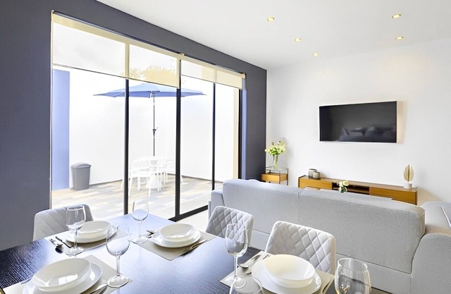 Tomas and Lola House