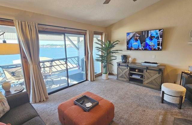 Tommy’s Place - Waterfront Escape with King Bed & Tropical Vibes