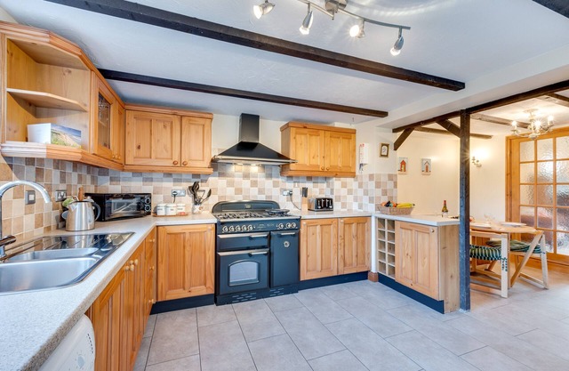 Tone's Cottage - Two Bedroom House, Sleeps 4