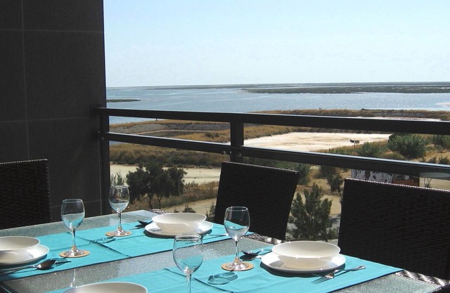 Top-floor frontline apartment, sea views, rooftop pool, easy walk historic Olhao