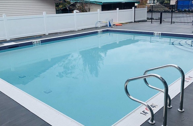 Top Floor on Okanagan Lake with Heated Pool, King Bed, Gym and Pickleball Court!