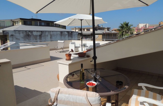 Top floor penthouse apartment with terrace in the historical center, 3 km from the beach