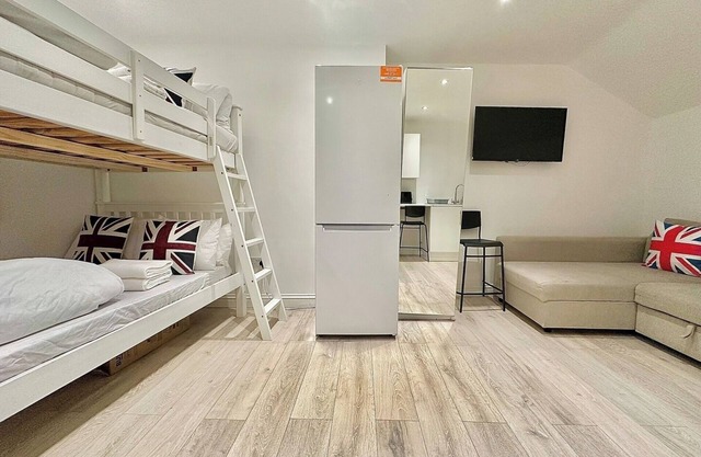 Top-floor studio next to station