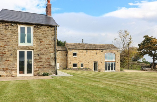 TOP HILL FARM COTTAGE, pet friendly, with hot tub in Oughtibridge