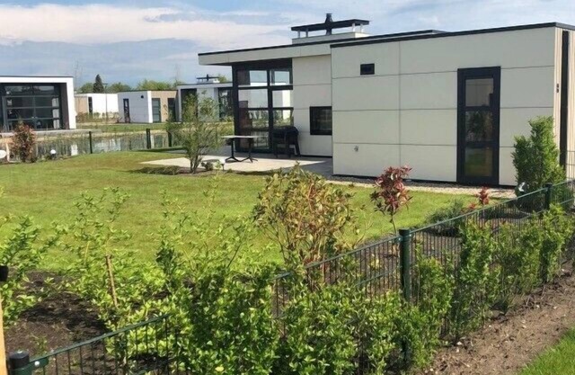 Top modern chalet 'RiverLodge' with large garden on the IJssel