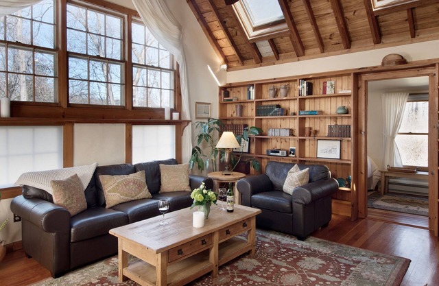 TOP RATED Romantic rustic luxury + flowing stream + walk to town = Brook Cottage