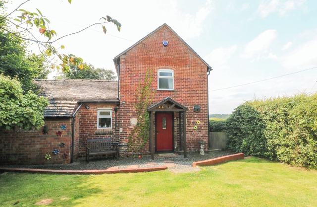 TOP STABLE COTTAGE, pet friendly, with a garden in Turnditch