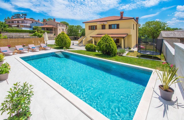 Top vacation home with pool for 4+1