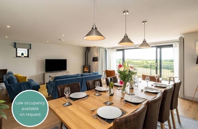 TOR VIEW, family friendly, with open fire in St Minver