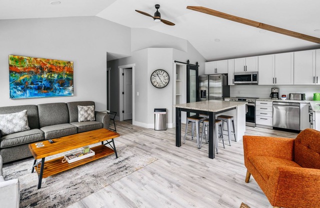 Torch Lake Cottage: Gorgeous Newly Renovated 3BR /w BBQ