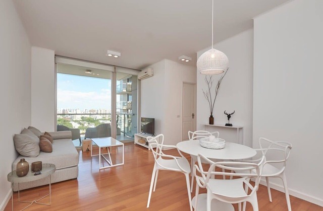 Torre Montagna - Stylish 1BR with balcony in Nunez