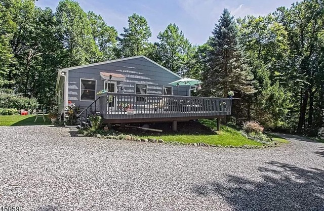 Total privacy and relaxation in a secluded 3 bed/2 bath house on 5 acres.