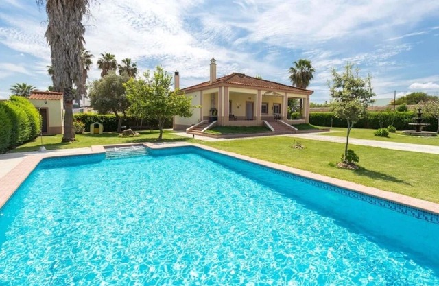 Tourist accommodation. 3 bedrooms. Pool and garden. The Palaces, Seville
