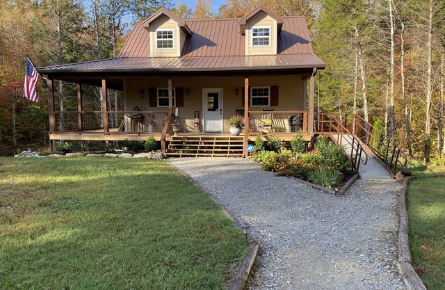 Touch of Heaven-entire cabin, family friendly, 3 levels, maximum of 8 guests.