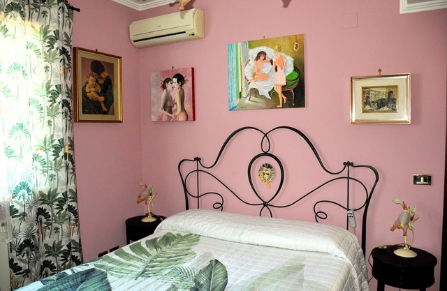 Tourist accommodation in villa with garden and private parking in Rome