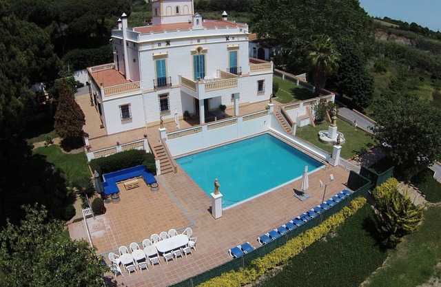 Tourist villa with a lot of personality and privacy. Pool, garden, barbecue