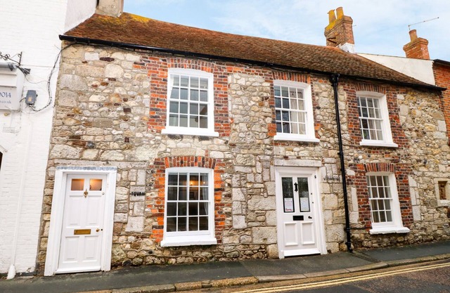 TOVAH, character holiday cottage, with open fire in Yarmouth