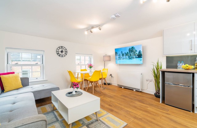Town Center Apartment, 55' Smart TV, Netflix, Amazon Prime TV, Super King Bed