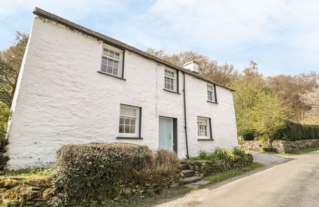 TOWN END FARMHOUSE, family friendly, with open fire in Newby Bridge