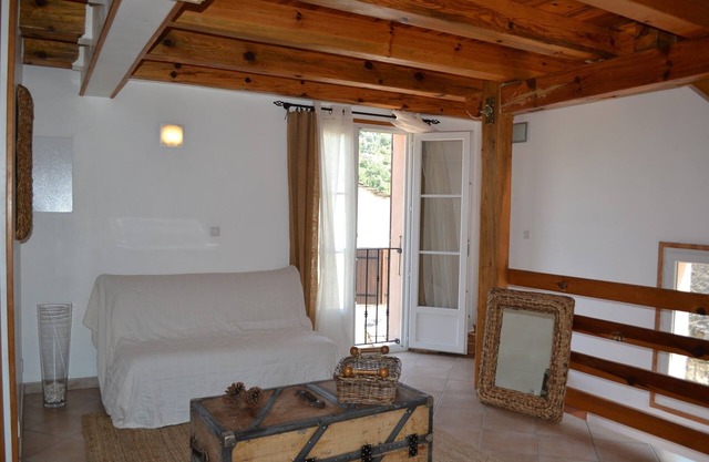 Town house 5 minutes' walk from town center and rivers.