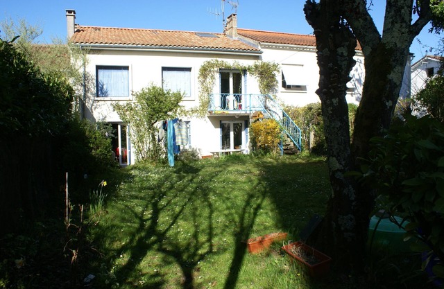 Town house with garden and terrace near Saintes town center
