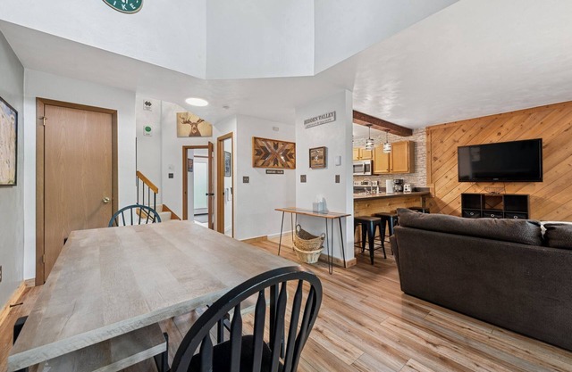 Townhome 2 bedroom, 2 1/2 bath sleeps 6, resort amenities and walkable to slopes