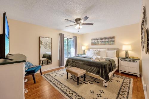 Townhome in PBG, king bed, pergola, BBQ & fire pit