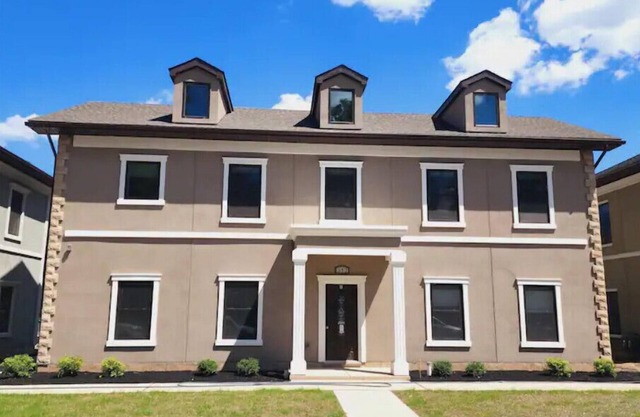 Townhomes at the Falls - 312 C lower - Buffalo Aven2 Blocks from the Falls!