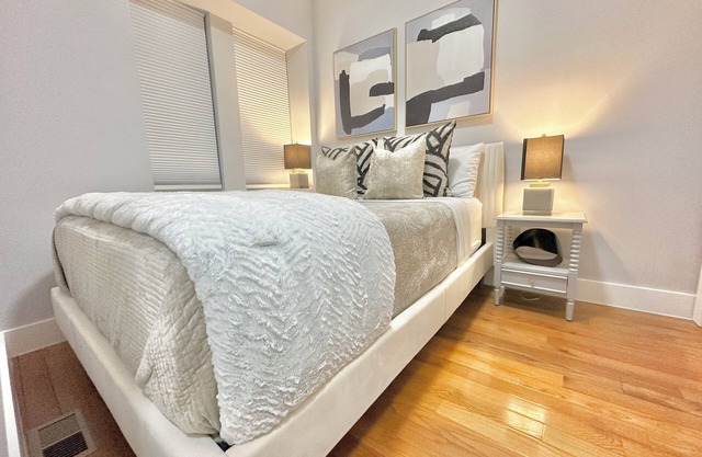 Townhouse Castle minutes to the center of NYC + Parking + Laundry + Fast WiFi