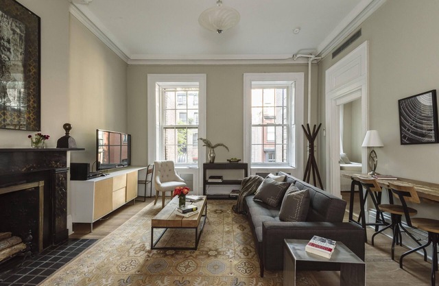Townhouse Chic 1B/Quiet, with Washer/Drier, High Ceilings