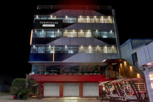 Townhouse Kadodra formerly JD Business Hotel