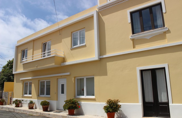 Townhouse with private garden and barbeque – excellent to welcome up to 4 adults